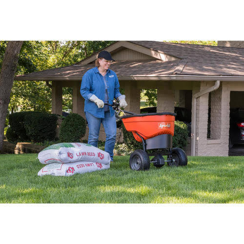 130 lb. Commercial Push Broadcast Spreader Z901
